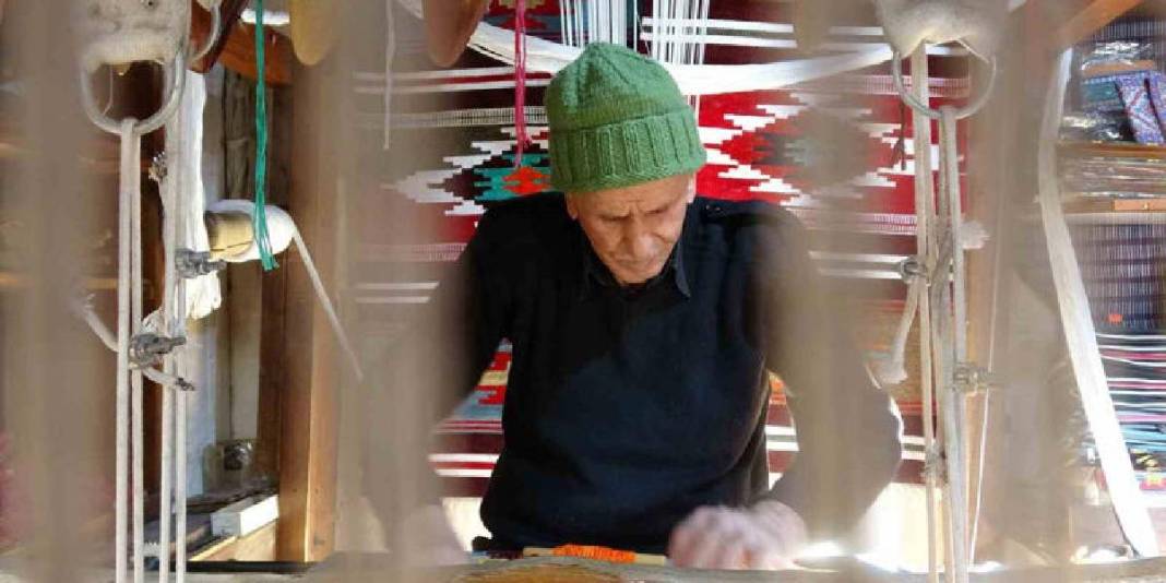 Geleneği yaşatmak için 80 yılını verdi: Özenle tek tek dokuyor 2